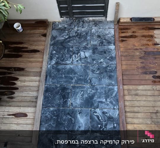 ריצוף חדש עם סימני רגליים, דק עץ רטוב
